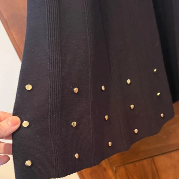 Elegant Black Dress with Gold Accents - Picture 2 of 8